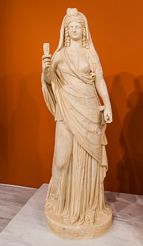 Археологический музей Ираклиона. Статуя Исиды-Персефоны с систрумом.