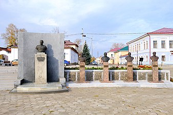 Аллея героев. Бюсты (слева направо) Говорова Л. А., Гаврилова А. А., Захарова П. И., Романова Г. Г., Сафронова П. С.