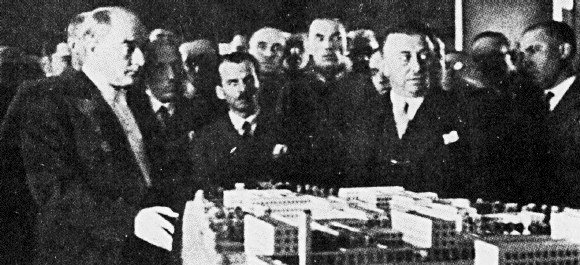 1935 г. Кемаль вместе с правительством изучает план субсидирования текстильной промышленности