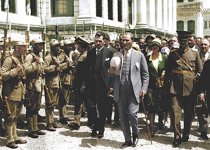 Мустафа Кемаль с шляпой-панамской в руке после «революции шляп». 1925 г. Кастамону.