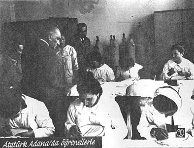 Ататюрк посещает женскую школу в Адане