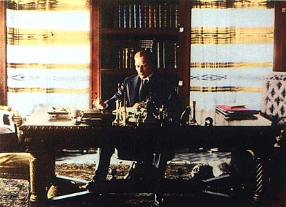 Ататюрк в библиотеке президентской резиденции Джанкая Кёшкю, 16 июля 1929 г.