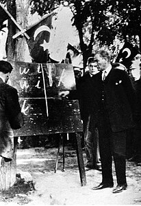 Ататюрк демонстрирует новый турецкий алфавит на основе латиницы. 20 сентября 1928 г.