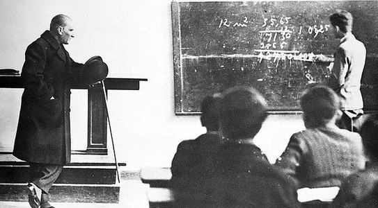 Ататюрк посещает математический класс в высшей школе Измира