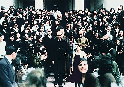 Ататюрк в Измирской средней школе