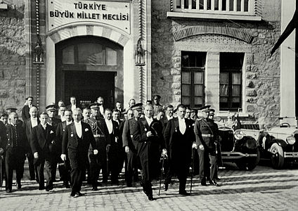 Ататюрк возле парламента в Анкаре. Слева на фотографии премьер-министр Исмет Инёню. Начало 1930-х.