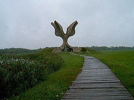 «Каменный цветок»: мемориал на месте концентрационного лагеря Ясеновац. Автор Богдан Богданович.