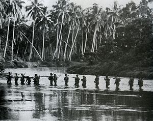 Патруль американской морской пехоты пересекает реку Матаникау на Гуадалканале в сентябре 1942