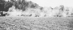 75-мм гаубицы 11-го полка американской морской пехоты ведут огонь, поддерживая операцию против японских войск у мыса Коли