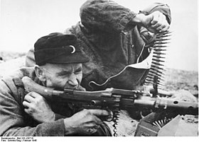 Воины фольксштурма с пулемётом MG-34. Весна 1945