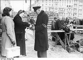 Воины фольксштурма на Берлинских улицах. 1945