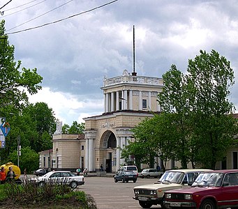 Привокзальная площадь и здание вокзала в Луге