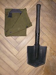 Малая пехотная лопата (послевоенная) и чехол к ней, для переноски на поясном ремне, носимый шанцевый инструмент.
