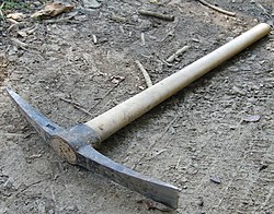 Кирка-мотыга, с кирочным и мотыжным концами, возимый шанцевый инструмент.