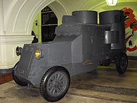 Реплика бронеавтомобиля времён гражданской войны в России Остин-Путиловец в бронетанковом музее в Кубинке. 2010 год