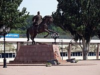 Памятник основателю города князю Воронцову возле центрального стадиона