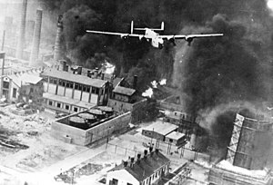 Бомбардировщик B-24 над горящим НПЗ в Плоешти, Румыния, 1 августа 1943 года