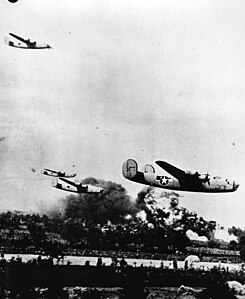 Бомбардировщики B-24 готовятся атаковать НПЗ с низкой высоты в Плоешти, Румыния, 1 августа 1943 года