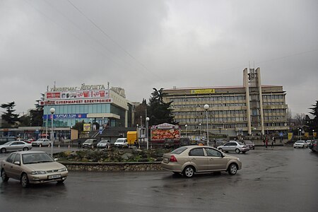 Площадь Советская, справа Алуштинский городской совет