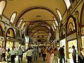 Калпакчылар Джаддеси (дорога золотых ювелиров) является одной из 61 крытых улиц в Гранд-базаре