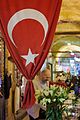 Турецкий флаг внутри базара