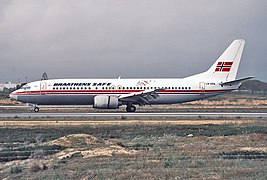 Самолёт авиакомпании в старой ливрее (Boeing 737-405, регистрационный номер LN-BRA)