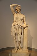 Статуя раненой амазонки («Амазонка Скьярра»). Римская мраморная реплика древнегреческого бронзового оригинала, согласно одной из версий, скульптора Поликлета Старшего из Аргоса. Ок. 430 г. до н. э. Мрамор