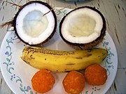 Подношение на пудже: кокос, банан и сладости