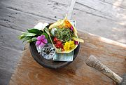 Подношение цветов и еды для пуджи на Бали (Индонезия)