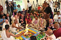 Групповая яджна в честь Бхуми-деви, или Матери-земли, с приглашением почётных гостей