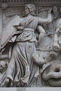 Геката против гигантов. Деталь северной части фриза Алтаря Зевса в Пергаме. 164—156 гг. до н. э. Мрамор. Пергамский музей, Берлин