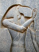 Фигура Тота, вырезанная на спинке трона сидящей статуи Рамзеса II