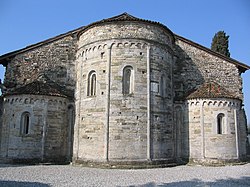 Тройная апсида базилики святой Иулии в Бонате-Сотто https://it.wikipedia.org/wiki/Basilica_di_Santa_Giulia