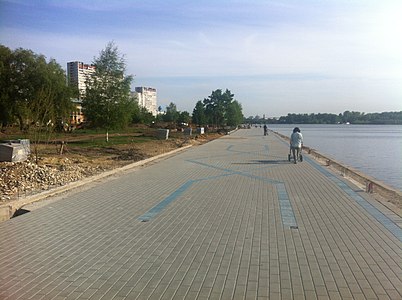 Таллинский парк в районе Печатники в Москве, строящаяся набережная Москвы-реки. На заднем фоне справа — Перервинский гидроузел. Среди домов слева виднеются купола Николо-Перервинского монастыря