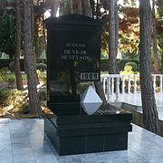 Могила Г. Гусейнова в Аллее почётного захоронения, Баку