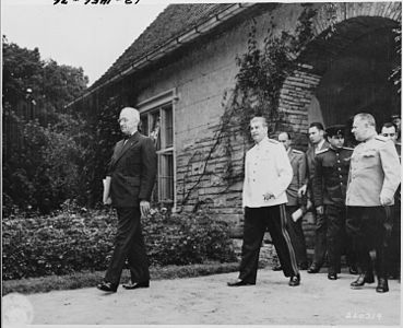 Н. С. Власик (крайний справа) сопровождает И. В. Сталина на Потсдамской конференции, 1 августа 1945 года