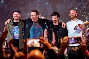 Участники Coldplay слева направо: Джонни Бакленд (лид-гитара), Крис Мартин (вокал, клавишные, ритм-гитара), Гай Берриман (бас-гитара), Уилл Чемпион (ударные, перкуссия, бэк-вокал)