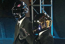 Тома и Ги-Манюэль в своих ставших культовыми костюмах роботов.