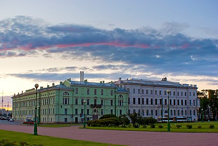 Дом Бецкого (справа) и дом Салтыкова (слева). Фасады, выходящие на Миллионную улицу. Вид с Марсова поля