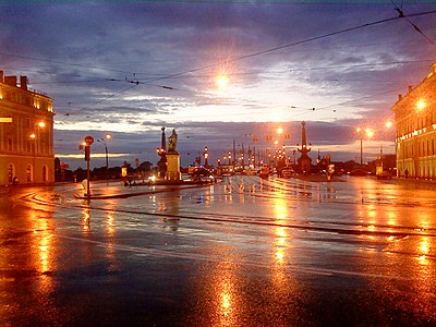Вид на Суворовскую площадь от Миллионной улицы в ночное время. В центре находится памятник Суворову, на заднем плане — Троицкий мост, слева — дом Салтыкова, справа — служебный корпус Мраморного дворца