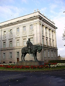 Памятник Александру III во внутреннем дворе Мраморного дворца