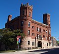 Pawtucket Armory, на заднем плане — театр The Sandra Feinstein-Gamm Theatre