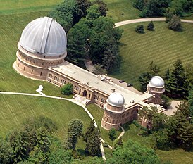 Йеркская обсерватория. Снимок с воздуха (2006). Слева — башня 40-дюймового рефрактора.