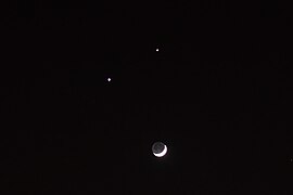 Луна, Венера и Юпитер (слева вверху). 1 декабря 2008, Гуанчжоу, Китай