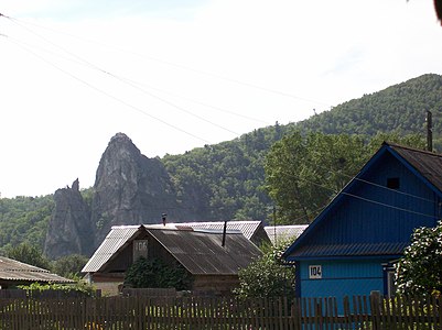 Кавалерово, скала Дерсу над рекой Зеркальная (бывшая Тадуши), одно из предположительных мест первой встречи Арсеньева с Дерсу Узала.