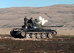 Применение дульного тормоза позволяет повысить кучность стрельбы, но, как видно на фото, несколько демаскирует позицию. ДШКМ на танке Т-55.