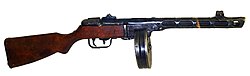 Скошенный передний конец ограждения ствола также работает как компенсатор. Пистолет-пулемёт Шпагина образца 1941 года.