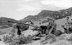 3,7 cm FlaK 37 на огневой позиции в Италии, 1944 год.