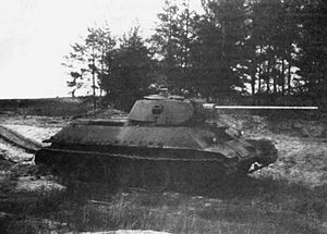 Танк Т-34/57 с доработанным образцом пушки ЗИС-4 во время испытаний на Софринском полигоне, июль 1941 года. Судя по накладке на лобовом листе, это тот же танк, в котором испытывался первый образец пушки Ф-34 осенью 1940 г.