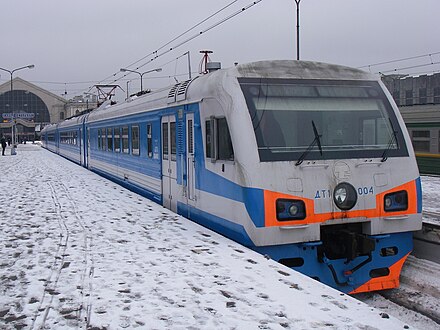 ДТ1-004 в заводской окраске на Балтийском вокзале Петербурга